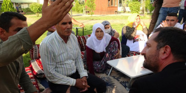 Evlat Nöbeti Tutan Ailelerden Kaçmaya Çalışan CHP’li Vekile Sert Tepki