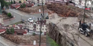 Ezine Çayı'nı Tıkayan Tomruklar Köprüyü Patlattı:  Felaketin Görüntüleri Anbean Kaydedildi!