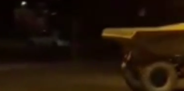 İş Makinesi Çalıp Direkleri Yıktılar!