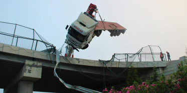 Facianın eşiğinde Döndü! Kocaeli’nde Bir Tır Hızını Alamayınca Köprüde Asılı Kaldı