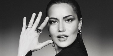 Ünlü Oyuncu Fahriye Evcen Oğlu Karan'a Ninni Söyledi