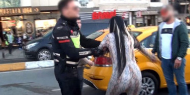 Fas Uyruklu Kadın Taksim Meydanını Birbirine Kattı! 