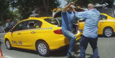 Fatih'te İki Taksici Sopalarla Birbirine Saldırdı