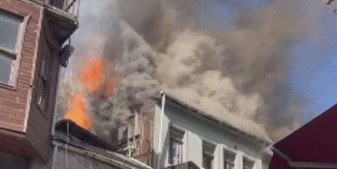 Fatih'te Korkutan Yangın! Süleymaniye Cami Yanında Yangın Gerçekleşti