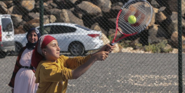 Fedakar Anneden Alkışlanacak Hareket! Şanlıurfa'da Kızı İçin Tenis Kortuna Çıktı