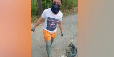 Filipinler'de Yardımsever Adam Köpeği Kurtarmak İçin Bataklığa Girdi