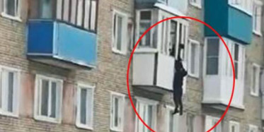 Balkondan Aşağıya Atladı