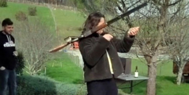 Fransa'da Ateş Eden Kızın Elindeki Tüfek Fırladı