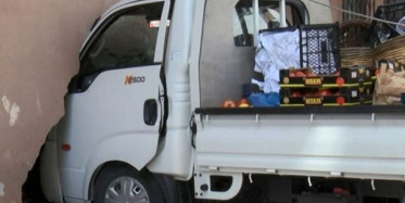 Freni Patlayan Kamyon Bir Evin İçine Girdi! Yaralılar Var