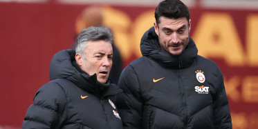 Galatasaray'ın eski futbolcusu olan Albert Riera'nın teknik direktör olarak geldiği Olimpija Ljubljana basın toplantısında olay çıktı! Taraftarlar imza törenini bastılar