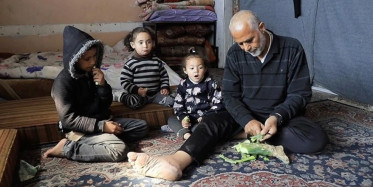 Gazzeli Baba, çocuklarıyla eğlenceli şarkılarla savaştan etkilenen çocuklara umut oluyor