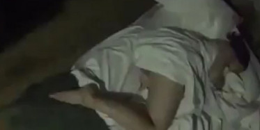 Gece Üstü Açık Yatan Kadının Başına Gelene Bakın!