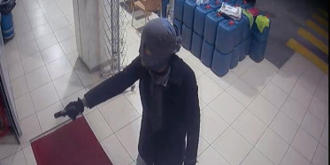 Giydiği Tişörtü Kar Maskesi Yaptı! Akaryakıt İstasyonunun Marketini Soydu