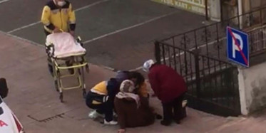 Görenler şaşkına döndü: Sokağın ortasına yere çömelip doğum yaptı