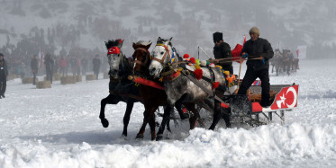 Görenleri şaşkına çevirdi: Havaya atılan su, yere buz taneciği olarak düştü