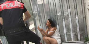 Gözaltına Alınmamak İçin Soyundu!