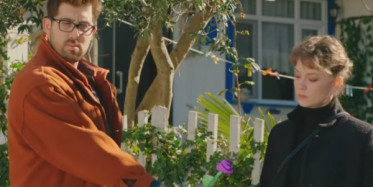 Tarık İrem'e Kağıttan Gül Verir