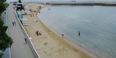Güneşli Havaya Dayanamayanlar Caddebostan'da Deniz Salyalarına Aldırış Etmeden Yüzdüler