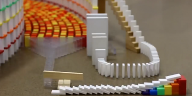 Domino Taşlarıyla Oluşturulan Görsel Şölen