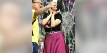 Erkek Arkadaşını Selfie Çubuğu Gibi Kullanan Kız