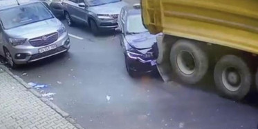 Hafriyat Kamyonu Yokuş Aşağı Kayıp 4 Araca Çarptı