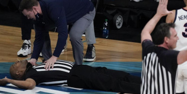 Hakem Bir Anda Saha Ortasında Bayıldı