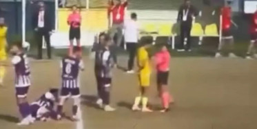 Hakem futbolcuyu itti, oyuncu yerlerde yuvarlandı: O anlar sosyal medyada gündem oldu