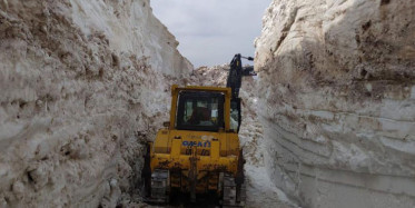 Hakkari'de Askeri Üs Bölgesinde 8 Metrelik Kar Temizleniyor