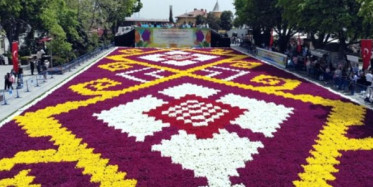 İstanbul'da Dünyanın En Büyük Lale Halısı Serildi