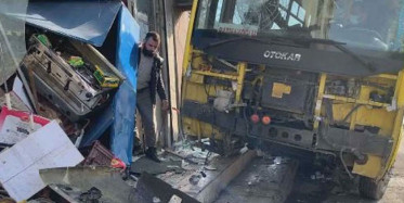 Halk Otobüsü Büfeye Daldı!