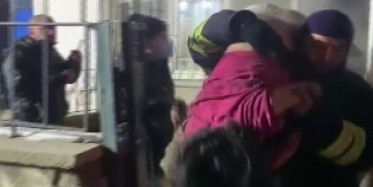 Hayatını Hiçe Saydı: Afgan Aileyi Camdan Çıkararak Kurtardı