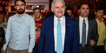 Yer Sofrasına Oturduğu İçin Gündem Olan Binali Yıldırım'dan Açıklama