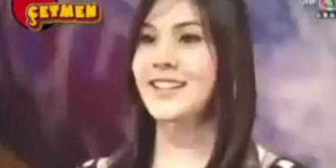 Hem Kadın Hem Erkek Sesi Çıkartarak Söyledi