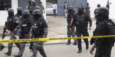 Herkesi korkutan canlı yayın baskını! Spikerin cebine dinamit koydular