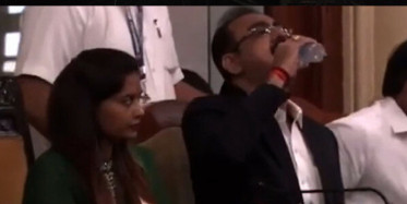 Hindistan'da Dezenfektan İçen Konuşmacının Görüntüleri