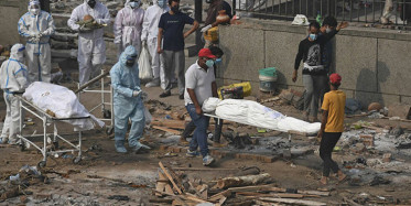 Hindistan’da Ölenlerin Cansız Bedenleri Ganj Nehri’ne Atıldı