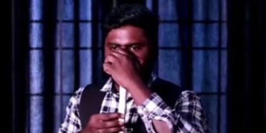 Hint Müzisyen Burnuyla Mızıka Çalarken Beatbox Yapıyor