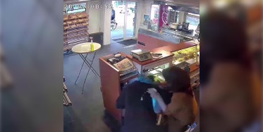 Hollanda'da bir garip soygun girişimi Türk kadını tarafından toz beziyle püskürtüldü!