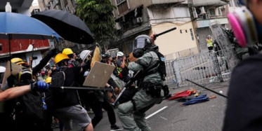 Hong Kong'da Göstericiler Polisi Ateşe Verdi