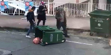 Husumetli 2 aile, sokak ortasında bıçak ve silahlarla bir birine girdi!