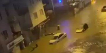 İzmir'de Felaket! Araçlar Suya Gömüldü