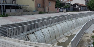 İBB'nin Yol Rezilliği: Koruma Demirleri Yol Kenarı Yerine Derenin İçinde Kalan Kısma Koyuldu