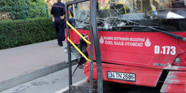 Beşiktaş'ta İETT Otobüsü Bariyerlere Çarptı