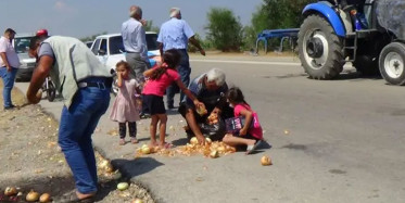 İki Yüzlülüğün Böylesi! Para Etmiyor Diye Akşener'in Önüne Döktüğü Soğanları Gidince Topladı