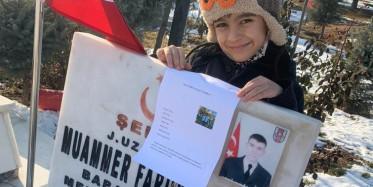 İlk Karnesini Alan Halil Eymen Hakkari'de Şehit Düşen Babasını Ziyarete Gitti