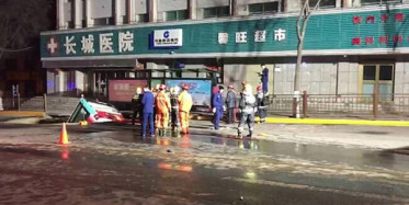 Çin'de Yol Çöktü Otobüs İçine Düştü