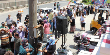 İndirim Koronavirüsü Unutturdu! Kocaeli’de Market Alışverişinde Sosyal Mesafesiz Kuyruk Oluştu