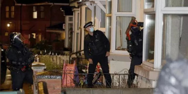 İngiltere Başbakanı Johnson Polis Kılığına Girdi! Uyuşturucu ile Mücadeleye Katıldı