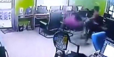 İnternet Kafede Dehşet Anları! Yılan Böyle Saldırdı