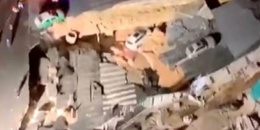 Çin'de Yol Çöktü! 3 Araç Çukura Düştü